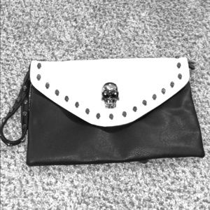 Badass skull clutch😈❤️